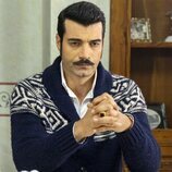 Murat Ünalmis interpreta a Yilmaz Akkaya en 'Tierra Amarga'