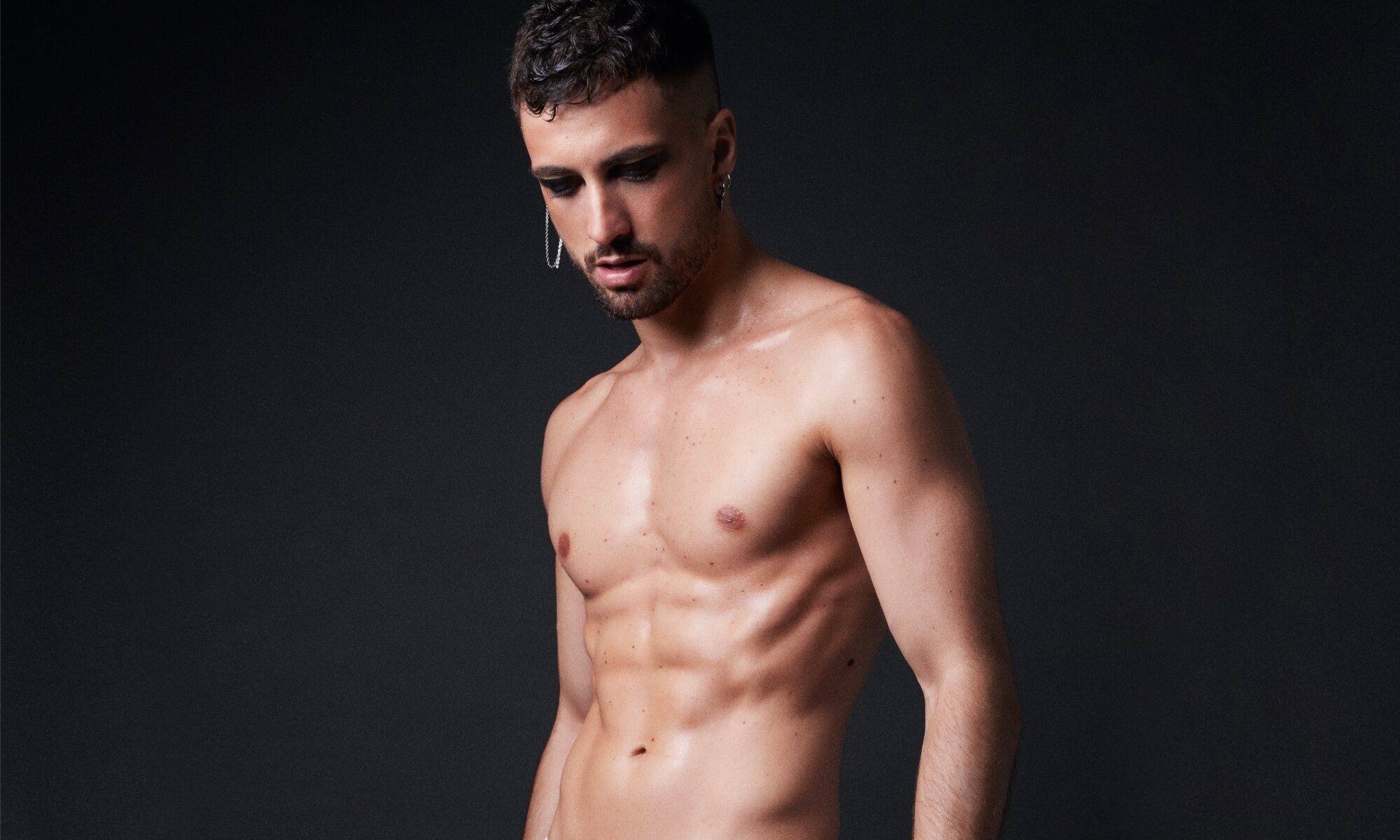 El posado de Joshua Velázquez en bañador