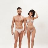 Joshua Velázquez y Ámbar Carrasco posan únicamente con bañador