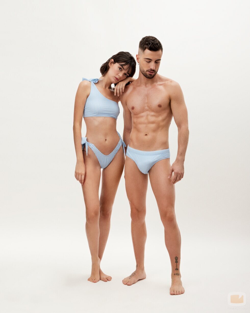 Joshua Velázquez y Ámbar Carrasco posan con bañador azul a rayas