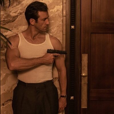 Iván Marcos empuña una pistola en 'Jaguar'