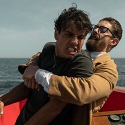 Óscar Casas y Adrián Lastra forcejean en 'Jaguar'