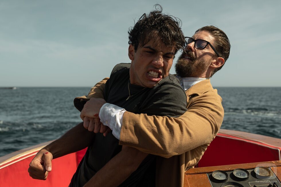 Óscar Casas y Adrián Lastra forcejean en 'Jaguar'