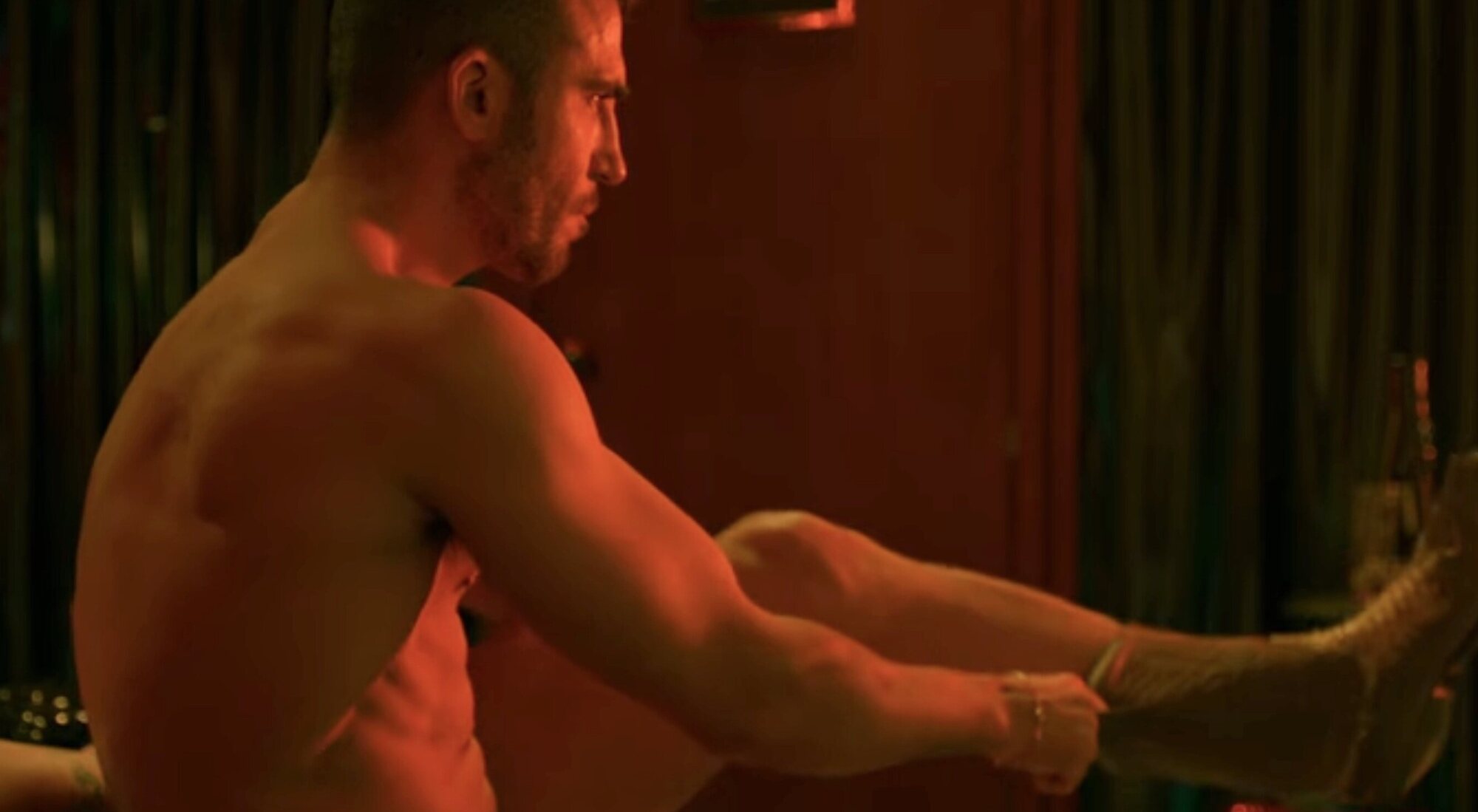 Miguel Ángel Silvestre, totalmente desnudo, en una secuencia de 'Sky Rojo 2'