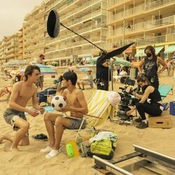 Héctor Gozalbo y Cristian López, en la playa en la segunda temporada de 'Paraíso'