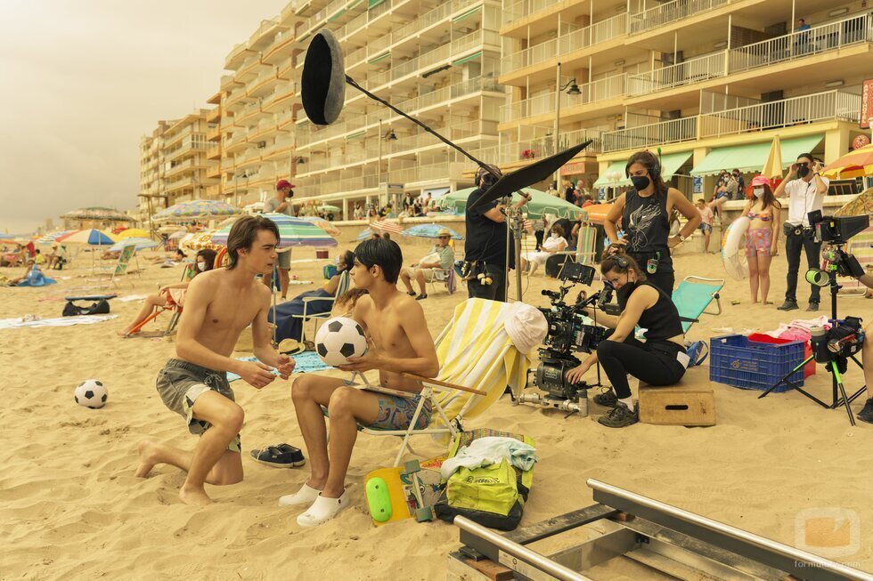 Héctor Gozalbo y Cristian López, en la playa en la segunda temporada de 'Paraíso'
