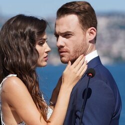 Hande Erçel y Kerem Bürsin en 'Love is in the air'