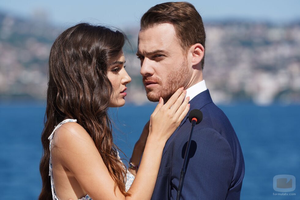 Hande Erçel y Kerem Bürsin en 'Love is in the air'