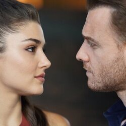 Hande Erçel y Kerem Bürsin, cara a cara, en 'Love is in the air'