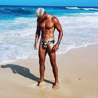 Jorge González luce cuerpo con un ajustado bañador