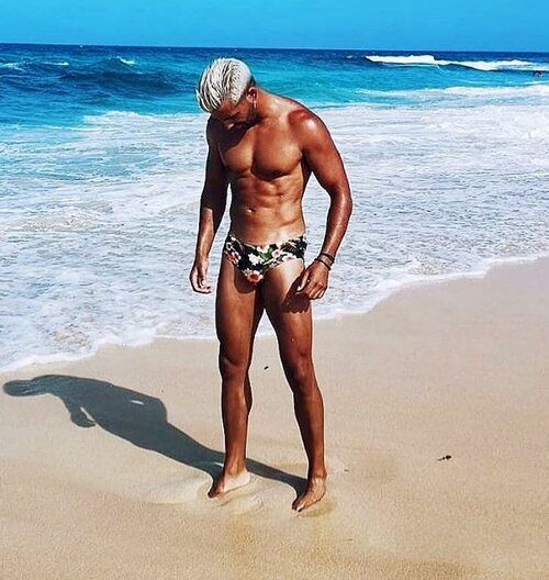 Jorge González luce cuerpo con un ajustado bañador