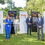 Los presentadores posan en el anuncio de la temporada de Informativos 2021-2022 de RTVE