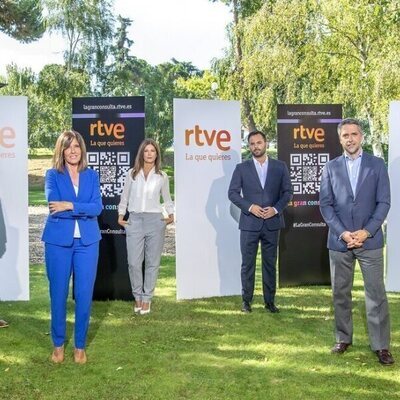 Los presentadores posan en el anuncio de la temporada de Informativos 2021-2022 de RTVE