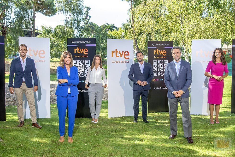 Los presentadores posan en el anuncio de la temporada de Informativos 2021-2022 de RTVE