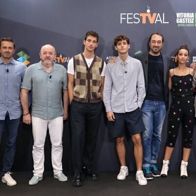 El reparto de 'La edad de la ira' con Nando López, autor de la novela