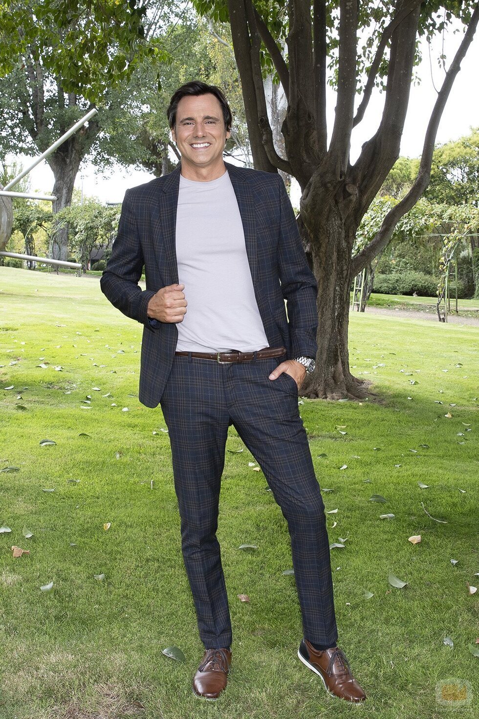 Ion Aramendi posa como presentador 'Mejor contigo'