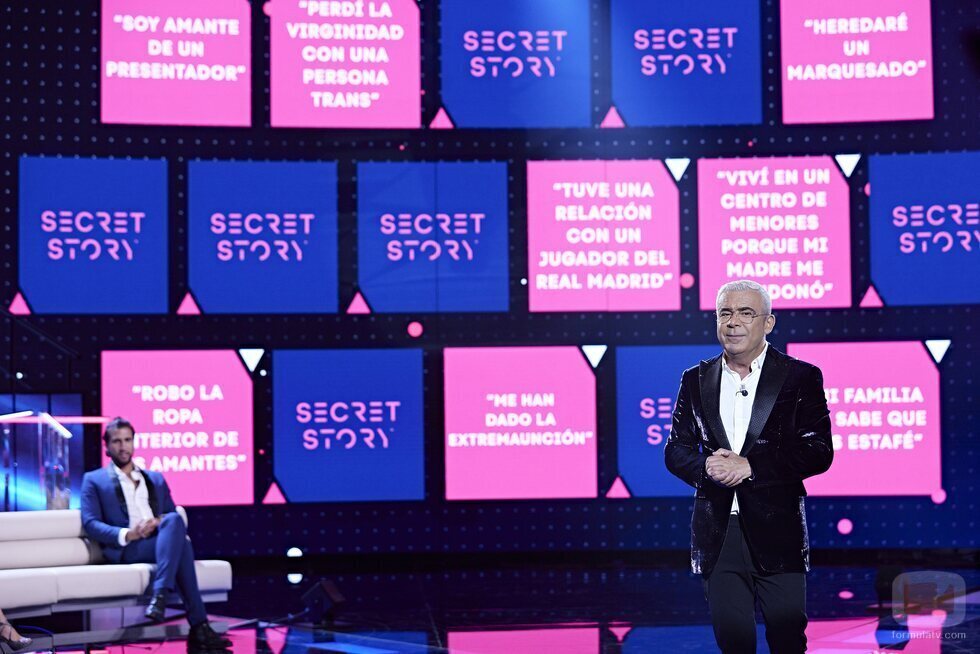 Jorge Javier Vázquez, junto a los misterios de 'Secret Story' en la gala 1