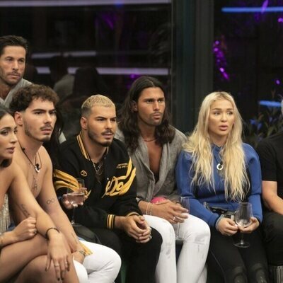 Los concursantes de 'Secret Story', atentos en la Gala 1