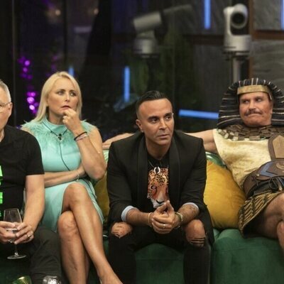 Los concursantes de 'Secret Story' en el salón durante la Gala 1