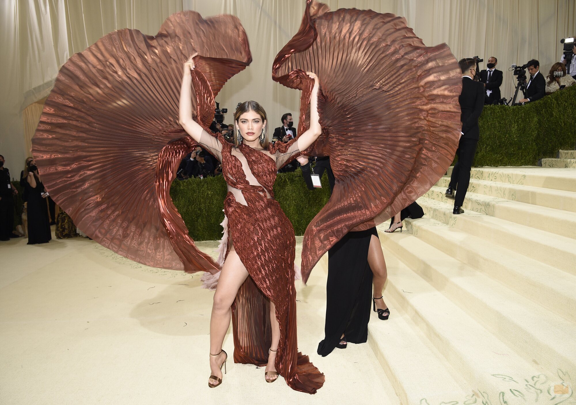 Valentina Sampaio despliega su vestido en la Gala MET 2021