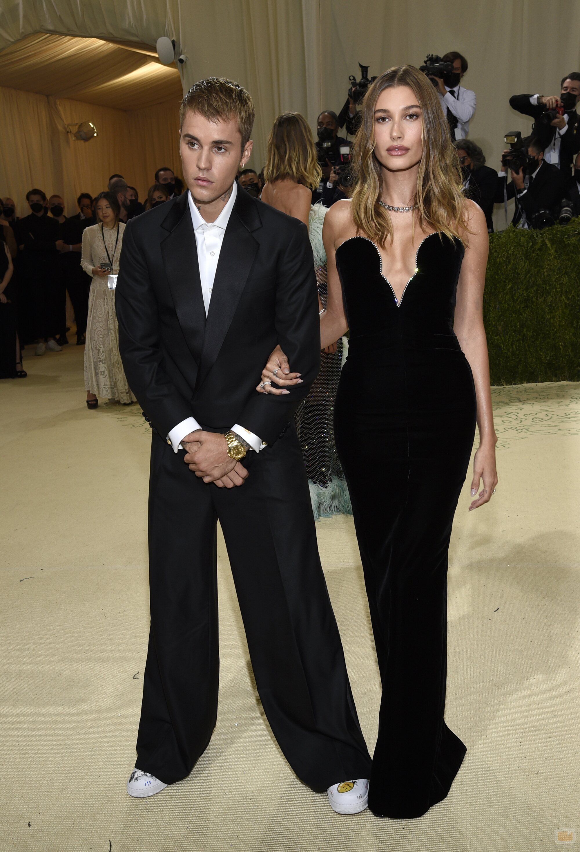 Justin Bieber y Hailey Bieber se cogen del bazo en la Gala MET 2021
