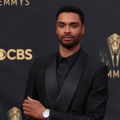 Regé-Jean Page, en la alfombra roja de los Emmy 2021