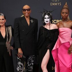 Equipo de 'RuPaul's Drag Race', en la alfombra roja de los Emmy 2021