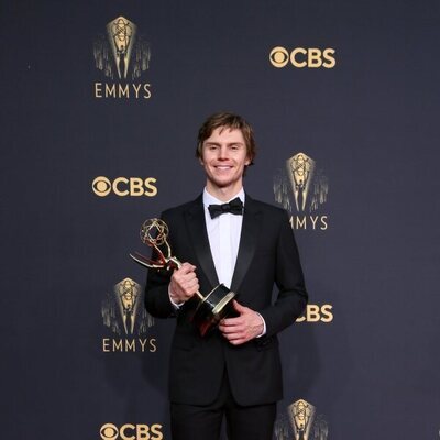Evan Peters, ganador del Emmy 2021 a Mejor Actor de Reparto de Miniserie
