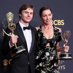 Evan Peters y Julianne Nicholson, ganadores del Premio Emmy 2021 por 'Mare of Easttown'