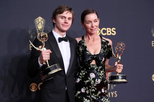 Evan Peters y Julianne Nicholson, ganadores del Premio Emmy 2021 por 'Mare of Easttown'