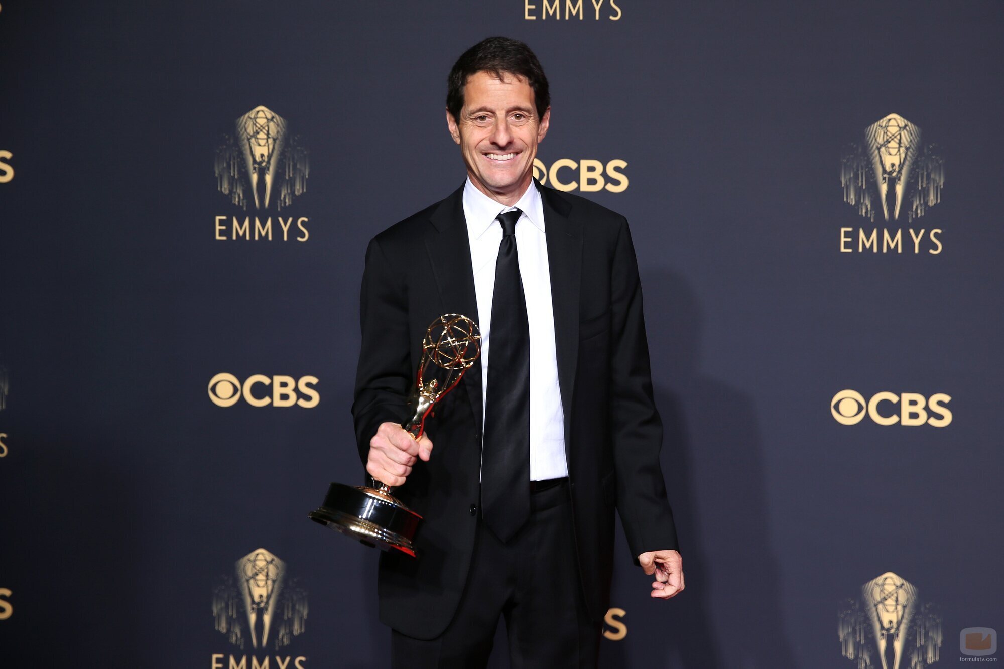 Bill Wrubel posa con el Emmy 2021 a Mejor Serie de Comedia