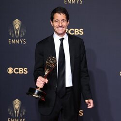 Bill Wrubel posa con el Emmy 2021 a Mejor Serie de Comedia