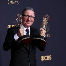 John Oliver con el Emmy 2021 a Mejor Talk Show