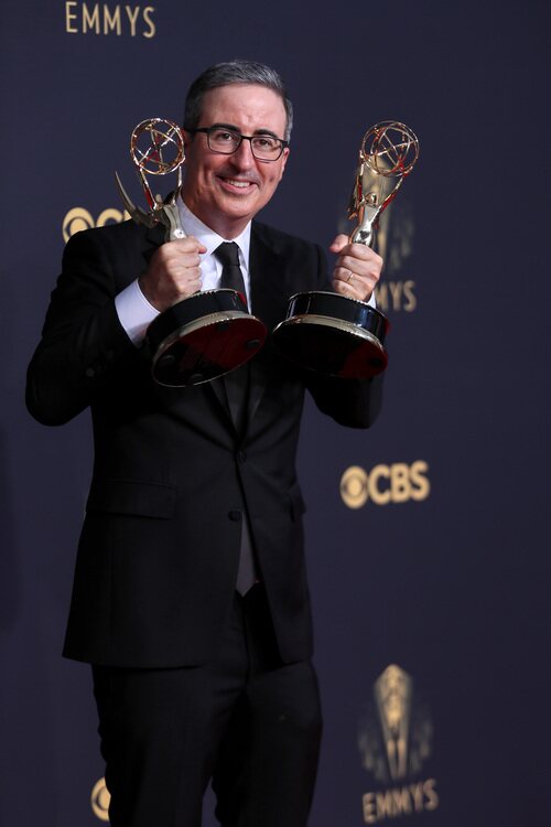 John Oliver con el Emmy 2021 a Mejor Talk Show