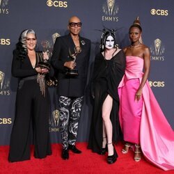 El equipo de 'RuPauls's Drage Race' posa con su Emmy 2021 a Mejor Reality Show