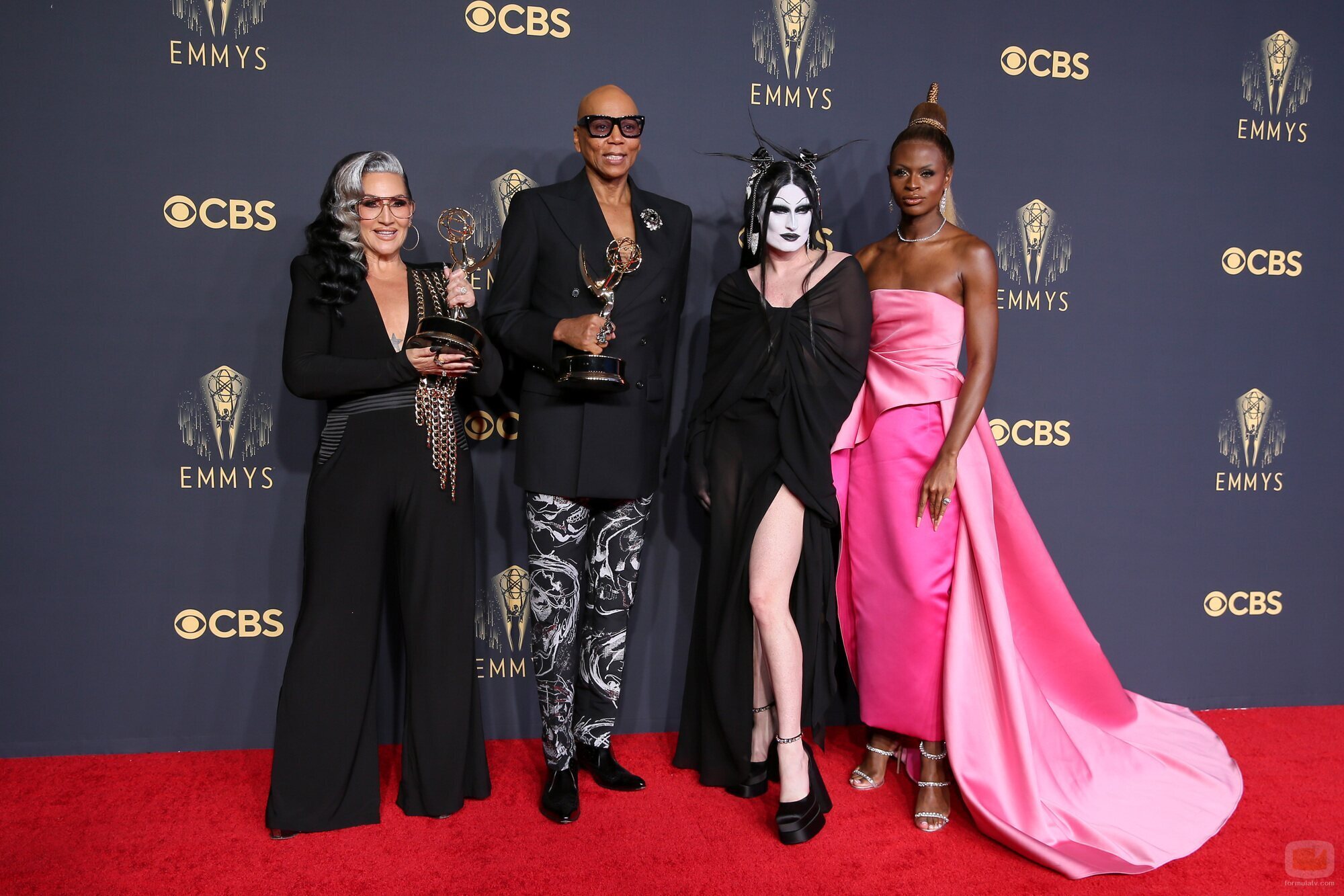 El equipo de 'RuPauls's Drage Race' posa con su Emmy 2021 a Mejor Reality Show