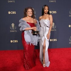 Debbie Allen, ganadora del Emmy 2021 honorífico, posa con Kylie Jefferson