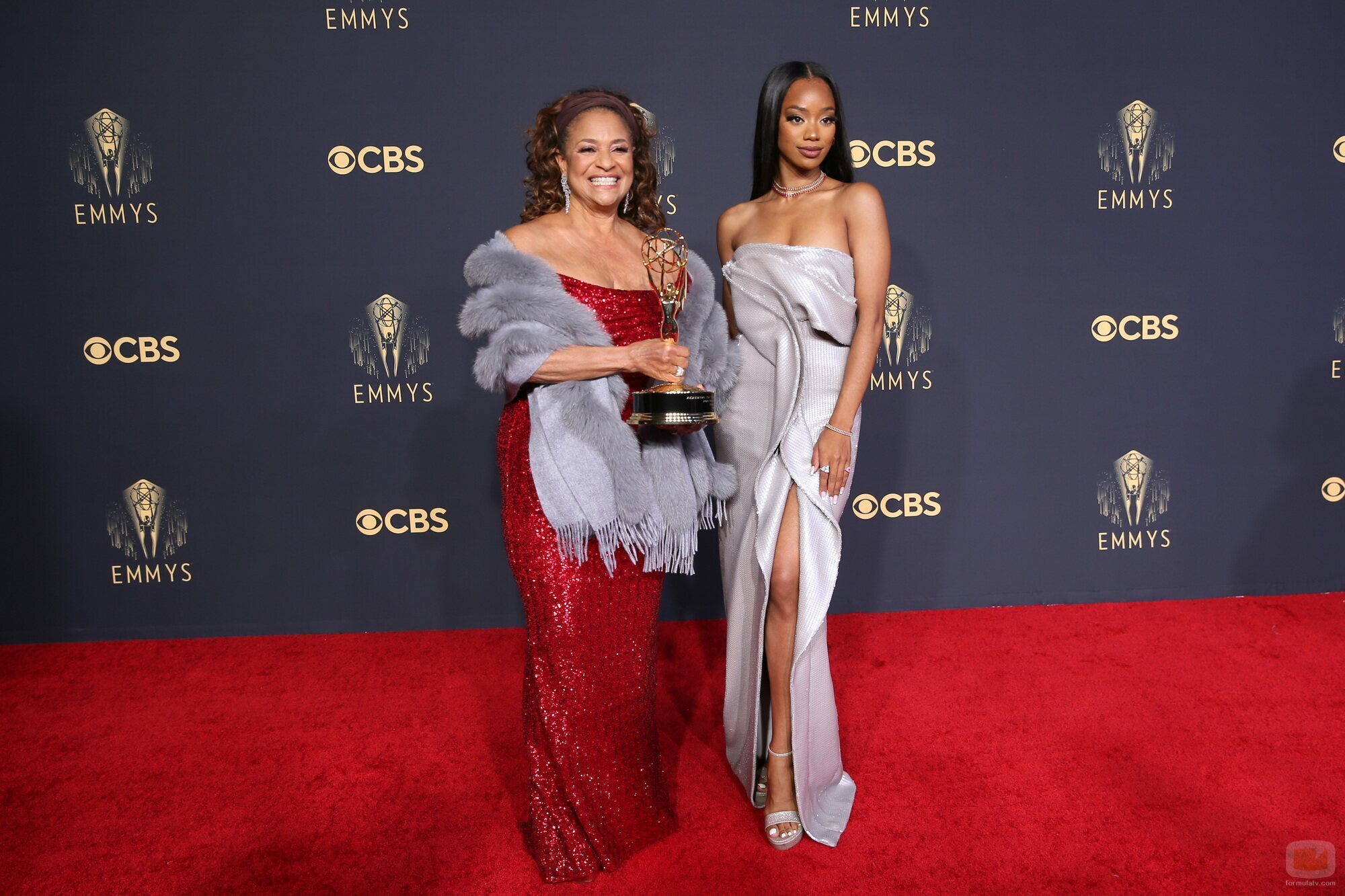 Debbie Allen, ganadora del Emmy 2021 honorífico, posa con Kylie Jefferson