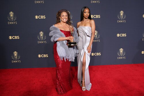 Debbie Allen, ganadora del Emmy 2021 honorífico, posa con Kylie Jefferson