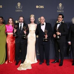 El equipo de 'Gambito de dama' con sus dos Emmy 2021
