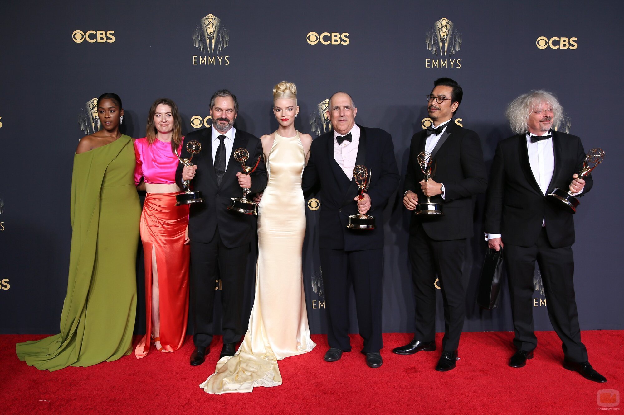El equipo de 'Gambito de dama' con sus dos Emmy 2021