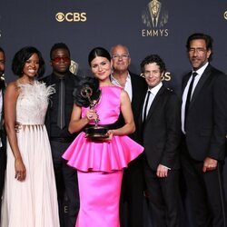 Parte del equipo de 'Hamilton' con el Emmy 2021
