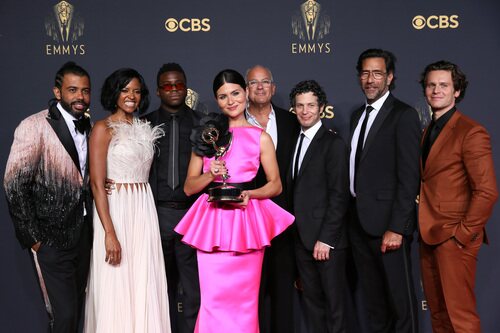 Parte del equipo de 'Hamilton' con el Emmy 2021