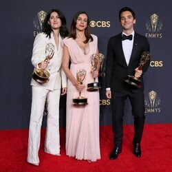 Los guionistas de 'Hacks' posan con su Emmy 2021