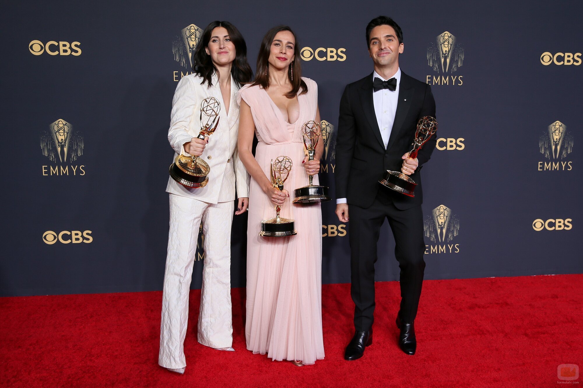 Los guionistas de 'Hacks' posan con su Emmy 2021