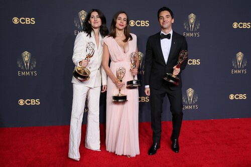 Los guionistas de 'Hacks' posan con su Emmy 2021