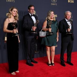 Los actores invitados a 'Saturday Night Live' posan con su Emmy 2021