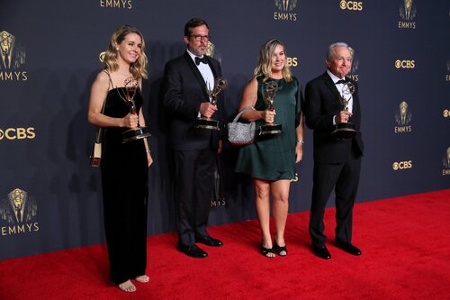 Los actores invitados a 'Saturday Night Live' posan con su Emmy 2021