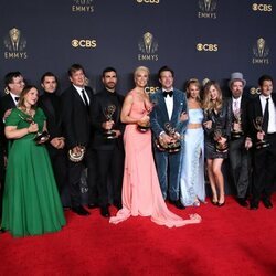 El equipo de 'Ted Lasso' con sus premios Emmy 2021