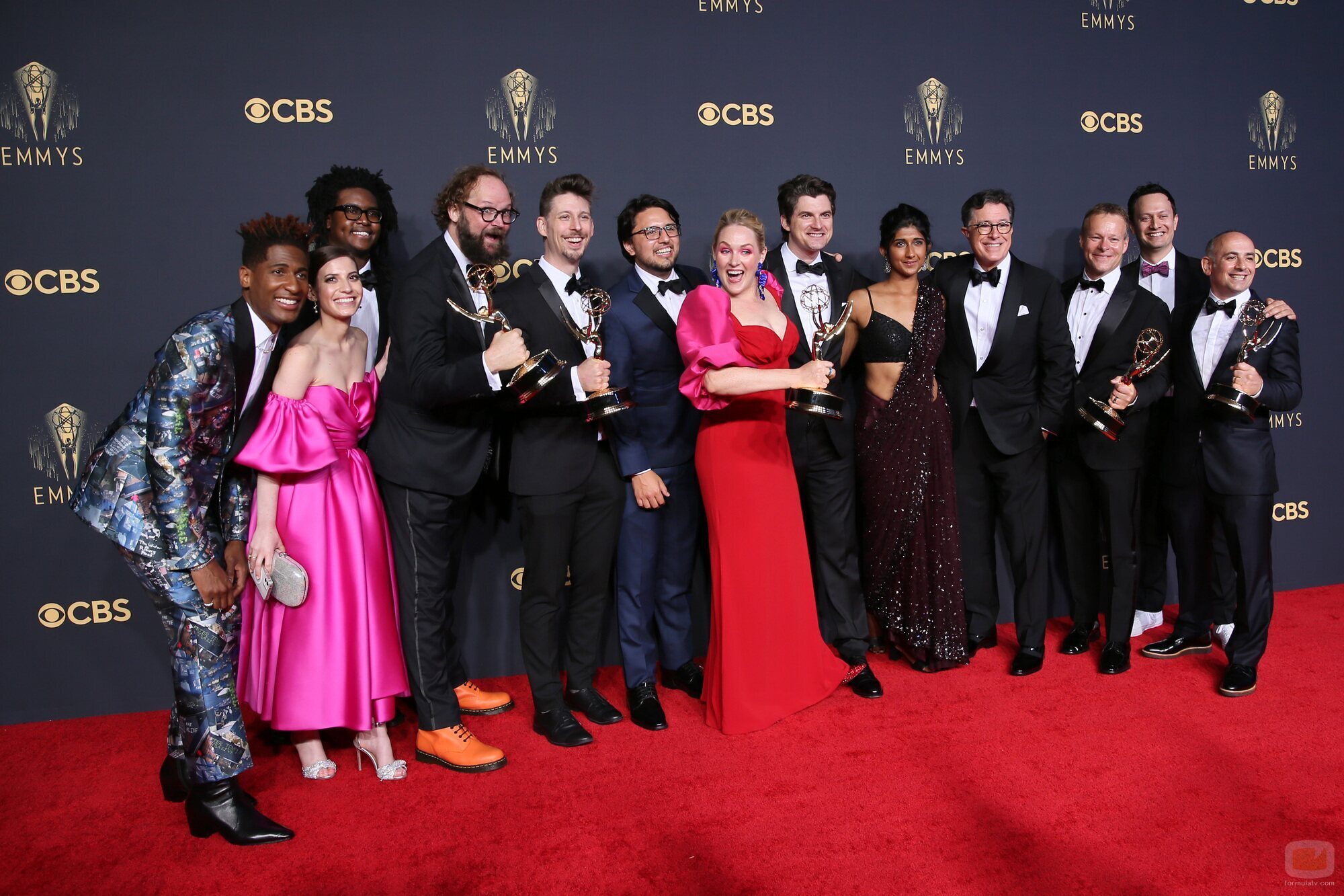 El equipo de 'Stephen Colbert's Election Night 2020' posa con sus Emmy 2021